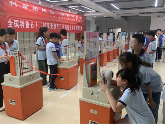 泉山區(qū)全國科普日活動--“科普大篷車”讓科技之光在少華三小綻放183.png