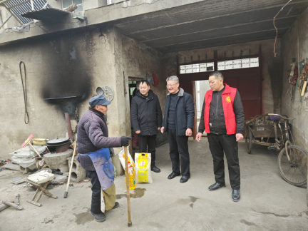 賈汪區(qū)科學技術協(xié)會春節(jié)走訪慰問73.png