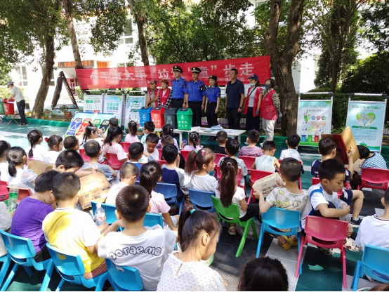 泉山區(qū)科普日系列活動：開展“小手拉大手、垃圾‘童’步走”垃圾分類科普宣傳活動43.png
