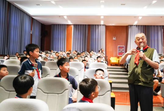 弘揚(yáng)科學(xué)精神 培育時代新人948.png