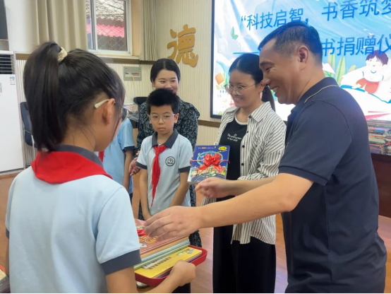 “科技啟智，書香筑夢”——全國科普月泉山區(qū)科協(xié)舉辦科普圖書進校園活動(1) (1)37.png