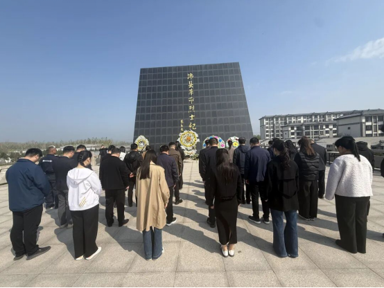 沛縣科協(xié)組織科技工作者開展清明祭掃活動(dòng)148.png